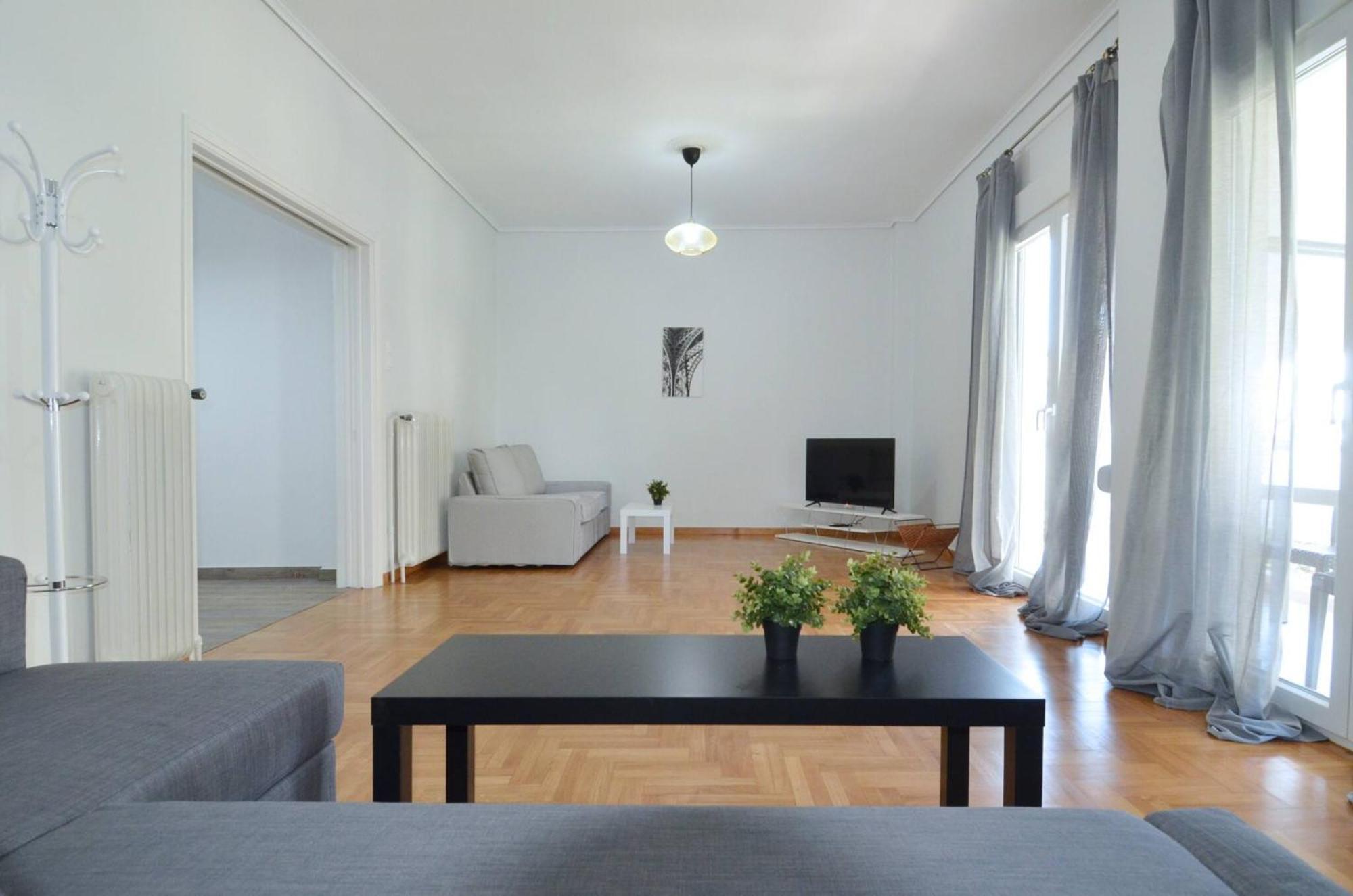 A Spacious Minimal Apatment At Chalandri